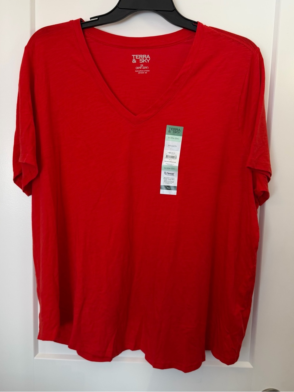 Terra & Sky women’s V-Neck T-Shirt in Red
